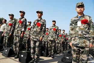 记者：张玉宁左肩打封闭随队抵达首尔，李磊火线驰援下午入队训练